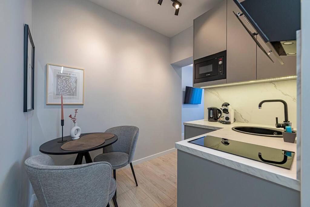 Lovely 1Bd Central Apartment By Hostlovers カウナス エクステリア 写真