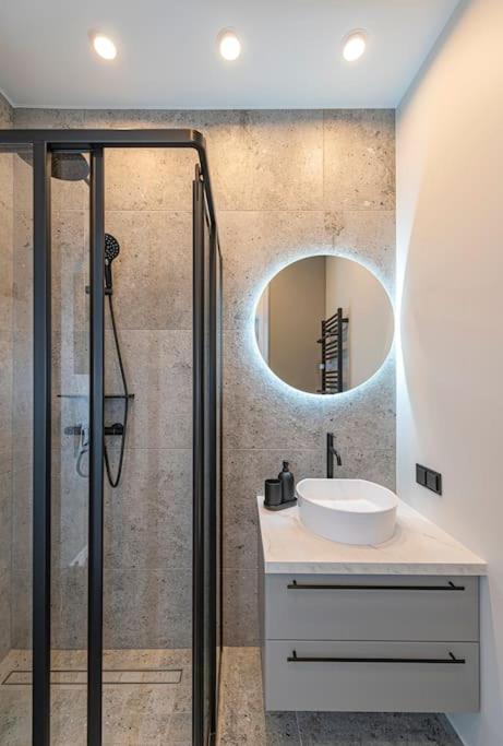 Lovely 1Bd Central Apartment By Hostlovers カウナス エクステリア 写真